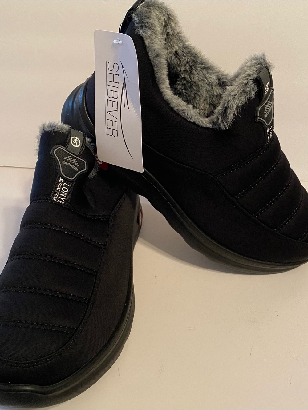 Shibeiver Women’s Black Faux-Fur Lined Slip-On Slippers